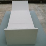 R.Rychter, NOKTURN ( to jest to białe łóżko) obiekt, 2006 r. wymiary: 220x80x50 materiał: blejtramy, drewno