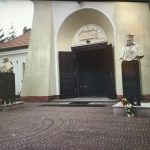 St. Gruszka, Karol Wojtyła Papież oraz Stefan Wyszyński - widok sprzed wejścia do zabytkowego kościoła Przemienienia Pańskiego w Jeziórce