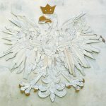 Godło Polski wykonane z bielonego, rwanego papieru ściernego, z fragmentami złota na koronie, dziobie i szponach orła.