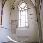 Instalacja przedstawiam hamak zbudowany z białej ociepliny. Rzeźba znajduje się pod gotyckim oknem, we wnętrzu galerii El mieszczącej się w starym kościele.
