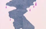 plakat na wystawę Anny Siekierskiej pt Erozja racjonalnego. Na różowym tle widać grafitowy rysunek skały z której ścieka 6 różowych kropel