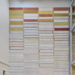 Marcin Bogusławski - sgraffito łączone z freskiem - przedstawia poziome stosy książek i kart. dół abstrakcyjny i biały góra dosłowna i kolorowa - widok całości