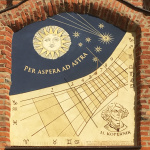 zegar słoneczny autorstwa Marcina Bogusławskiego wykonany w technice sgraffito trójbarwnego ze złoceniami. Oprócz podziałki godzinowej, przedstawione są znaki zodiaku i popiersie Mikołaja Kopernika.